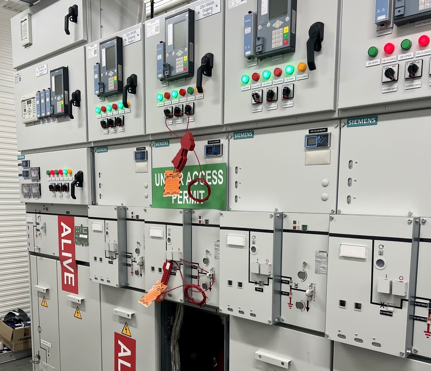 High-voltage switchgear under controlled isolation